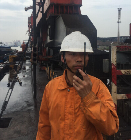 黃柏春，楊灣港務(wù)分公司裝卸工班副班長。他工作認(rèn)真、細(xì)致，有責(zé)任心。工作中，主動排除班中的各類安全隱患，避免事故的發(fā)生，實(shí)現(xiàn)班組安全生產(chǎn)無事故。  “決不把隱患交到下一班?！边@是黃柏春的一貫工作作風(fēng)。在4月中旬的一個夜班，在一條海輪卸貨作業(yè)結(jié)束后，由于裝卸的煤炭中有大量的煤矸石，料斗斗口被完全卡住，必須人工進(jìn)入料斗內(nèi)進(jìn)行清理，工人在料斗中作業(yè)十分危險，身為副班長的他主動擔(dān)負(fù)起料斗內(nèi)清理的任務(wù)。他叫來了兩位工友，與自己一起進(jìn)入料斗，在保證斗內(nèi)貨物不坍塌的情況下，用手一塊塊的挖出了卡在料斗口的煤矸石，一直干到上早班的工友來接班才將斗口完全疏通好，累得他直不起腰來。  班中，他時刻留意員工的操作行為，保證員工安全無事故。4月下旬的一個白班，他們班和外務(wù)工配合進(jìn)行圓鋼卸船作業(yè)，一名新進(jìn)的外務(wù)工在掛鉤結(jié)束后站到了艙壁的里側(cè)，貨物起吊時突然晃動起來，離新外務(wù)工3米遠(yuǎn)的黃柏春一看不對勁，立刻起身一個快步?jīng)_到他身后將他往后一拉，只聽“砰”一聲，圓鋼撞在了他旁邊的艙壁上，“好險啊，多虧你，不然就撞到我了?！蓖鈩?wù)工驚恐地說。 “你不能站在里側(cè)，很危險，工作時得處處小心。”黃柏春拉著這位外務(wù)工的手臂厲聲地說。黃柏春就是這樣，班中時刻留意著每位員工的操作行為，守護(hù)著每位員工的生命安全，讓班組員工高高興興上班，安安全全回家。  “檢查一下勞保用品佩戴好沒有”。這是黃柏春每天上班時必說的一句話。一次，班里有位員工在江船清艙作業(yè)時救生衣未穿，黃柏春知道后狠狠地批評了他，對他說：“臨水作業(yè)不穿救生衣，就是對自己不負(fù)責(zé)，要是出了事，后悔也來不及?！? 擔(dān)任副班長一年多以來，黃柏春時刻把班組安全工作當(dāng)作頭等大事，是班組員工的安全守護(hù)人。他班前注重安全檢查，排除隱患，班中時刻留心員工操作行為，發(fā)現(xiàn)問題，及時處理，保證班組員工在安全環(huán)境下作業(yè)，避免了事故的發(fā)生，為班組員工撐起一把“安全傘”。